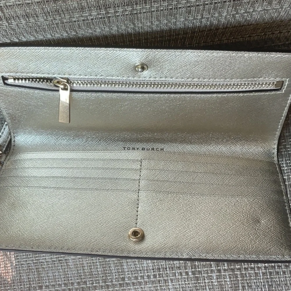 Tory Burch Emerson slim wristlet envelope in white gold - Picture 3 of 8